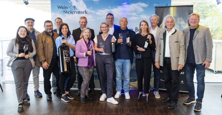 Mehrere Menschen lächeln in die Kamera