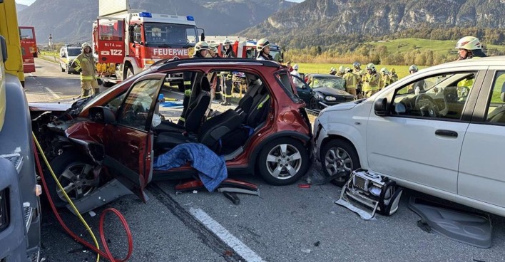 Einsatzkräfte und zerstörte Autos an der Unfallstelle in Radfeld.
