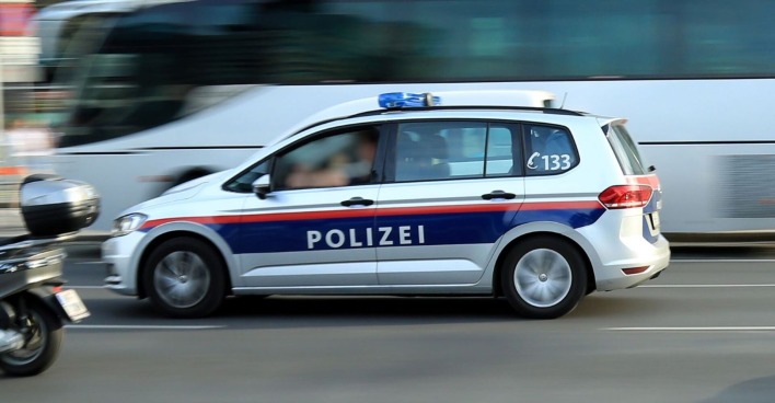 Ein Polizeiauto eilt zum Unfallort.