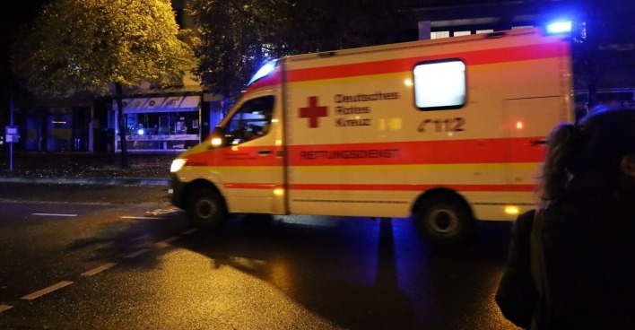 Ein Rettungswagen im nächtlichen Einsatz.