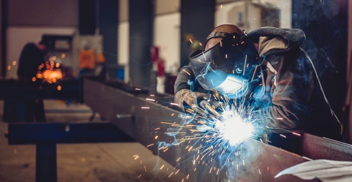Funke sprühen: Ein Schweißer bei der Arbeit.