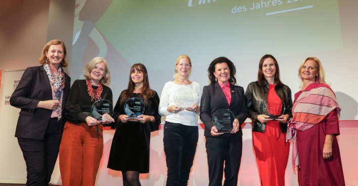 Mehrere Frauen posieren für ein Foto
