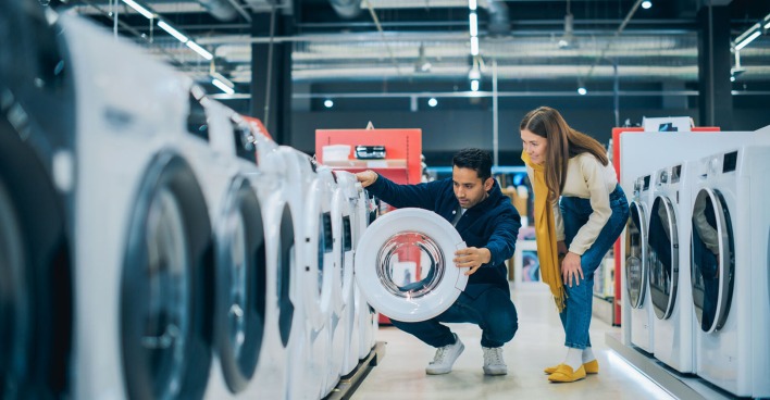 Paar kauft Waschmaschine | Credit: iStock.com/gorodenkoff