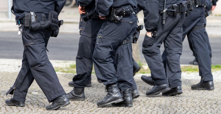 Polilzeieinheit marschiert durch Straßen