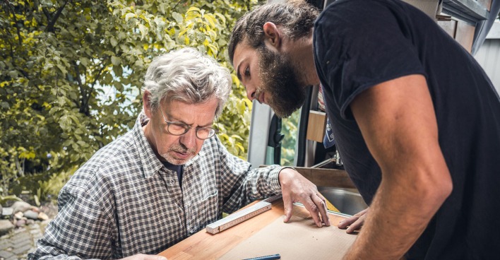 Junger Mann und sein Vater beim Maßnehmen | Credit: iStock.com/photoschmidt
