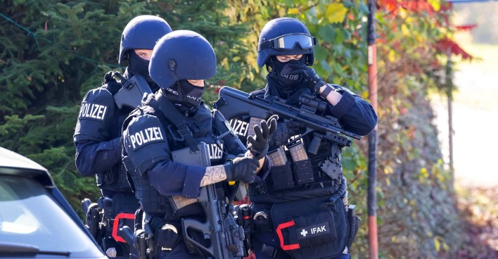 Polizei in der Nähe jenes Ortes in der Gemeinde Altenfelden (Bezirk Rohrbach) wo am Freitag, 1. November 2024, das Fluchtauto jenes gesuchten Mannes gefunden wurde, der am Montag zwei Menschen im Mühlviertel erschossen haben soll.