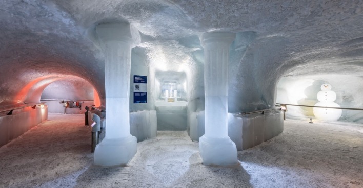 Eispalast mit Eissäulen, Schneemann, drei Räumen