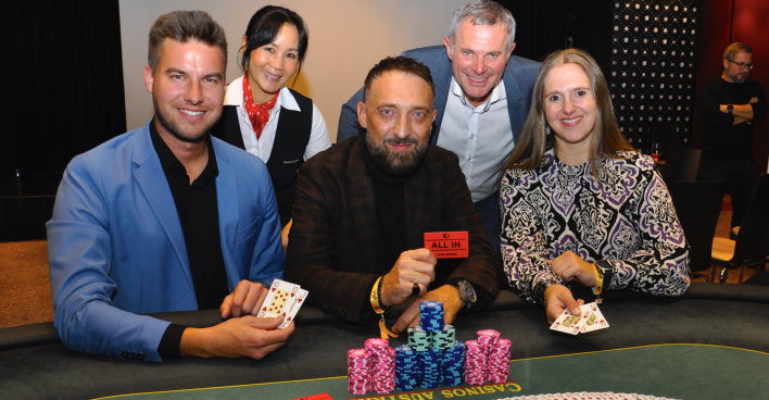 3 Männer und 2 Frauen am Pokertisch
