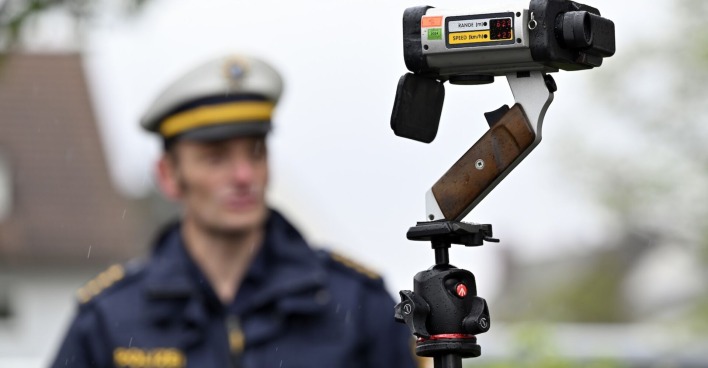 Überwachungsgerät und Polizist