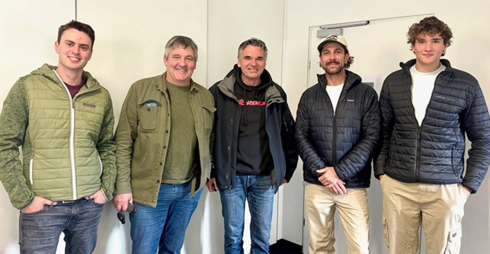 Die Gesellschafter der Skischule Brand: David Beck, Alwin Beck, Herbert Kegele, Daniel Jenny und Melvin Kegele (v.. li.)