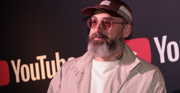 Porträt mit Cap und Sonnenbrille