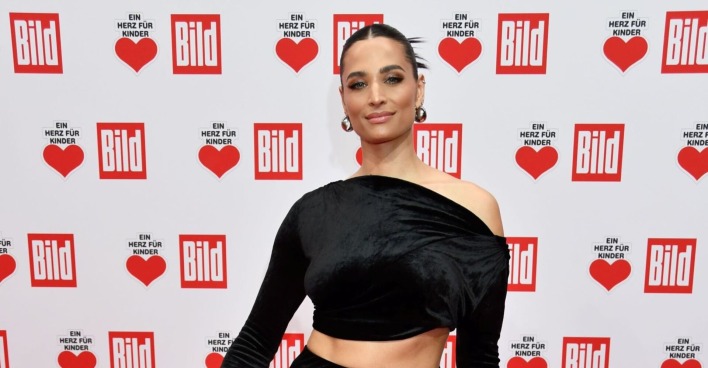 Amira Pocher in einem schwarzen Oberteil