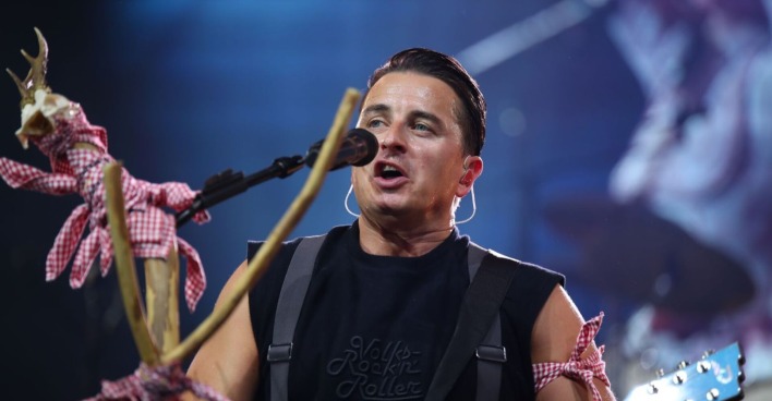 Andreas Gabalier singt auf der Bühne