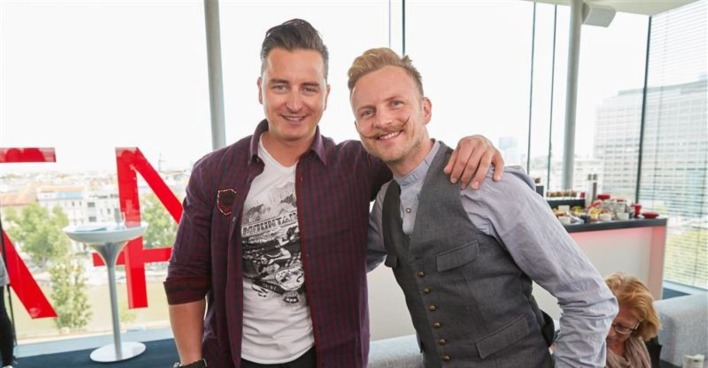 Andreas Gabalier und sein Bruder Willi lächeln in die Kamera