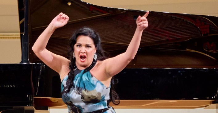 Anna Netrebko auf der Bühne.