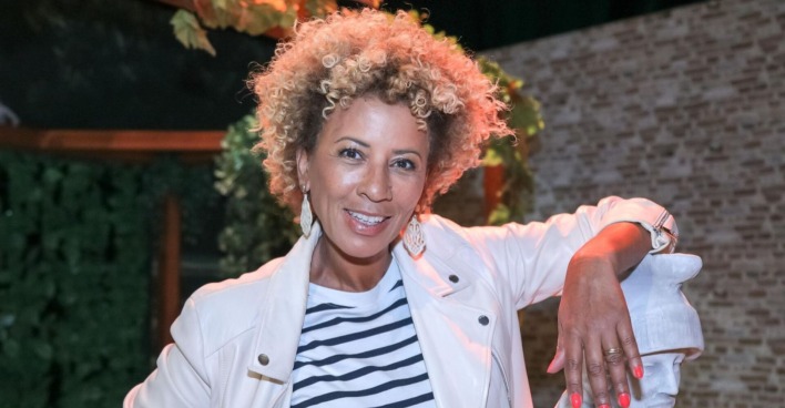 Arabella Kiesbauer lächelt in die Kamera