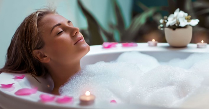 Frau liegt in der Badewanne | Credit: iStock.com/Anna_Om