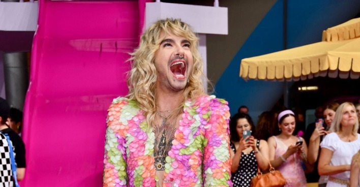 Bill Kaulitz lacht mit offenem Mund