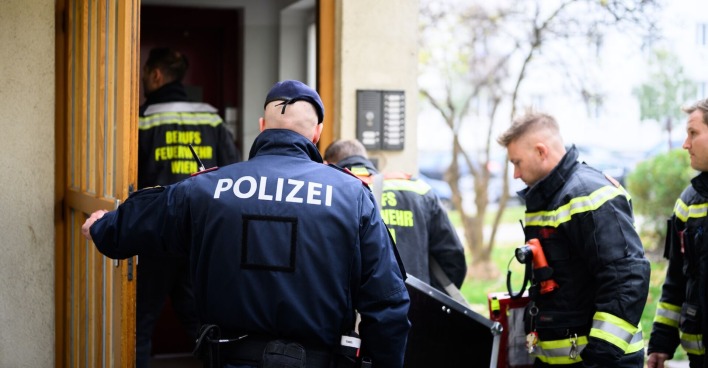 Einsatzkräfte am Tatort in Wien-Favoriten.