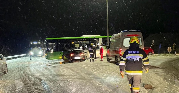 Der Bus, der in den Pkw geschlittert ist.
