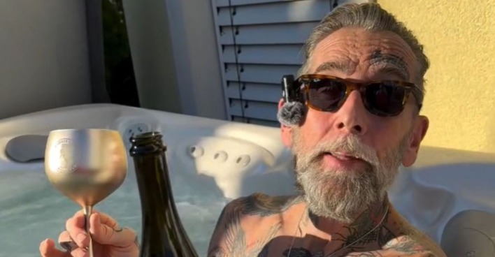 Roland mit champagner im Whirlpool.