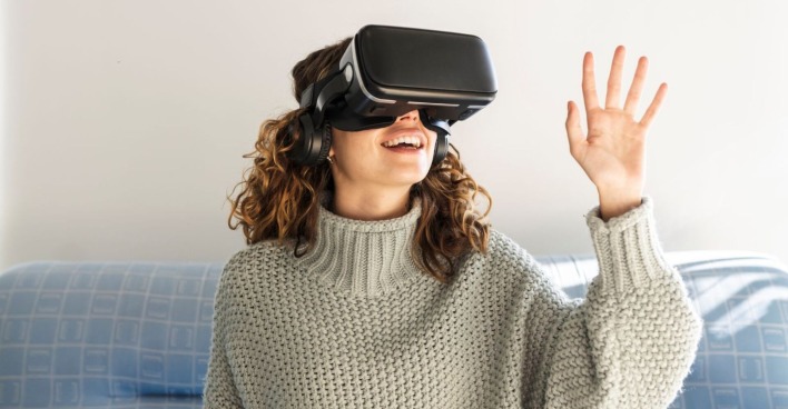 Frau mit VR-Brille