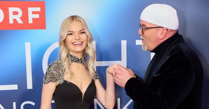DJ Ötzi hält die Hand seiner Tochter Lisa-Marie.