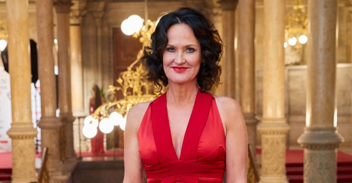 Eva Glawischnig im roten Kleid