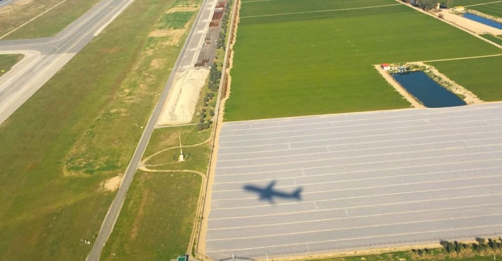 Flugzeug hebt ab am Flughafen Rom-Fiumicino