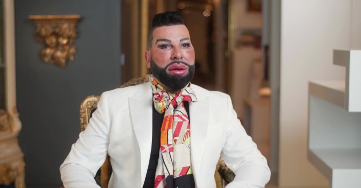 Harald Glööckler mit einem bunten Halstuch.