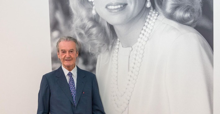 Witwer Karl Goëss mit einem Bild seiner verstorbenen Frau.