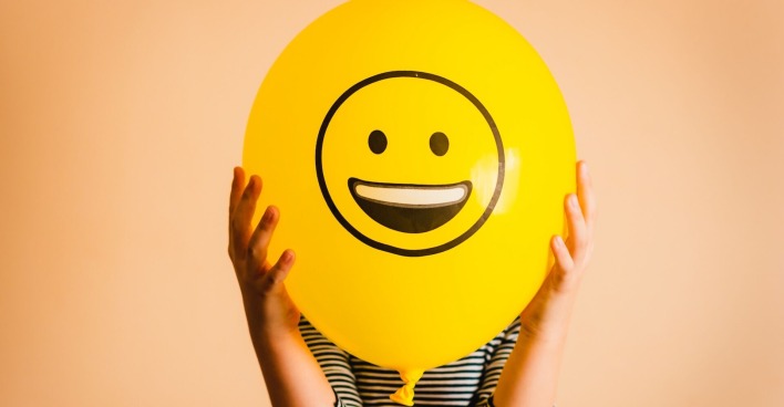 Luftballon mit aufgemaltem Smiley-Gesicht