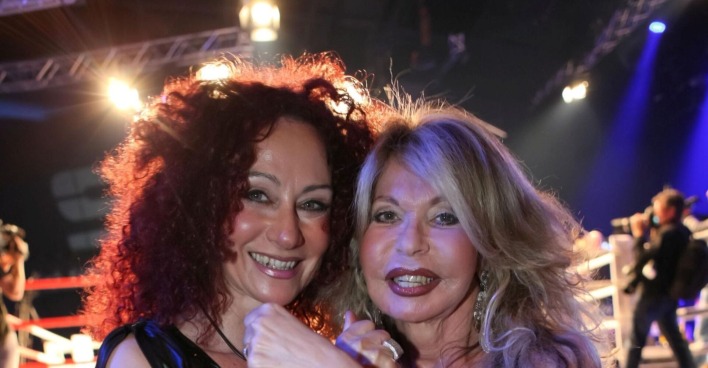 Mausi Lugner und Jeannine Schiller lächeln in die Kamera