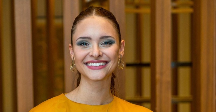 Julia Furdea lächelt in die Kamera
