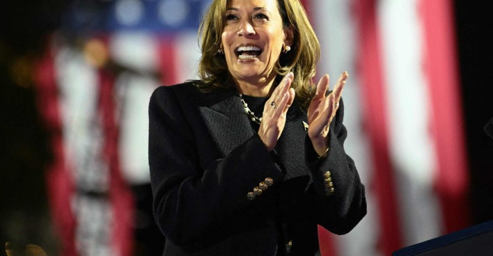 Kamala Harris klatscht
