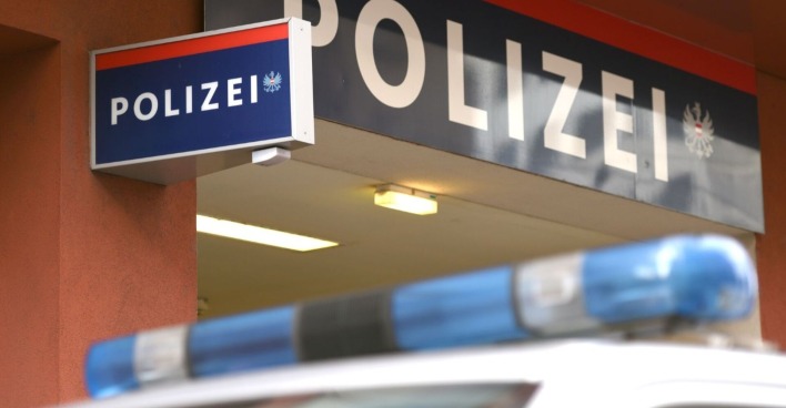 Polizeiauto vor Wache