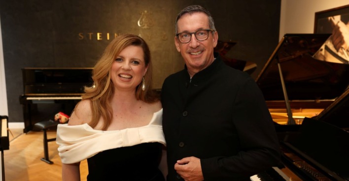 Simone Kopmajer und Viktor Gernot im Flagship-Store von Steinway &amp; Sons am Opernring