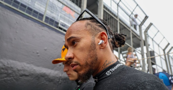 Lewis Hamilton mit gesenktem Blick
