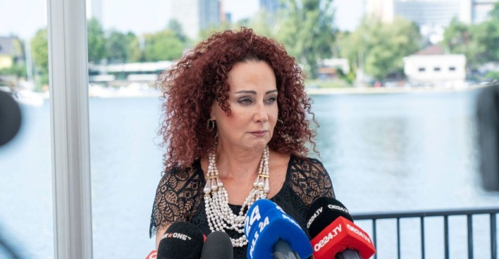 "Mausi" Lugner weint