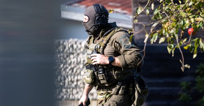 Die Polizei ist schwer bewaffnet auf der Suche nach dem flüchtigen Doppelmörder.