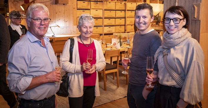 Alwin und Erika Muxel mit Christoph Heim von  Feldkircher möbel.handwerk und Dr. Manuela Gutschi, Hautarztpraxis Dornbirn