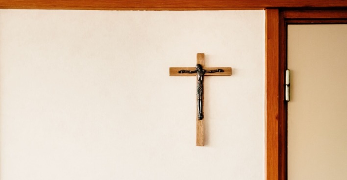 Ein Holzkreuz in einem Patientenzimmer.