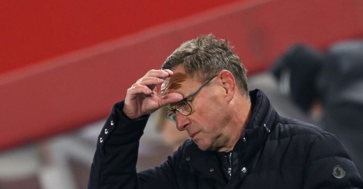 Trainer Ralf Rangnick greift sich auf den Kopf