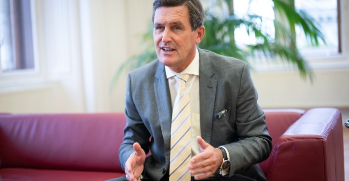 Stadtrat Peter Hanke auf einer roten Couch
