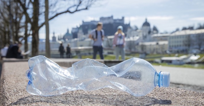 Weggeworfene Plastikflasche