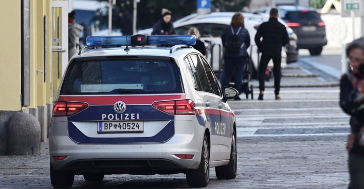 Ein Polizeiauto steht in einer Straße.