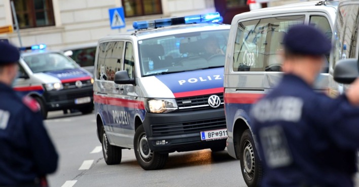 Polizeiautos und Polizisten im Einsatz.