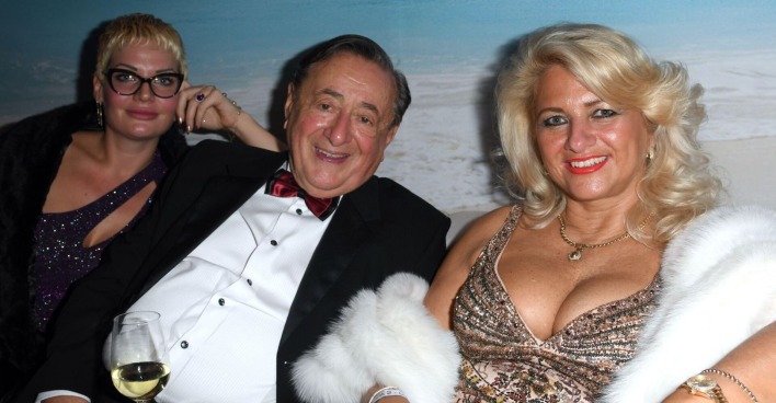 Anastasia Müller, Richard Lugner und Sonja Schönanger sitzen zusammen