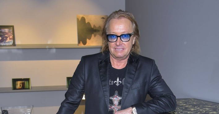 Robert Geiss mit einer blauen Sonnenbrille.