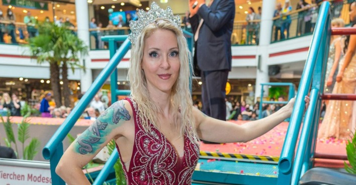 Simone Lugner im Kleid mit Krone.